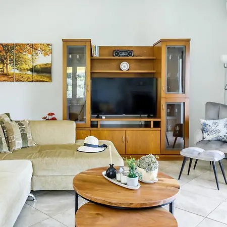 Holiday home Glyna House *