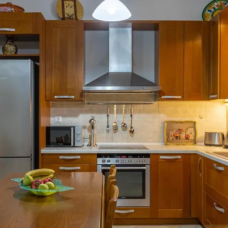 Holiday home Glyna House *